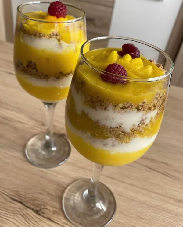 zdjęcie wegańskiego deseru z mango